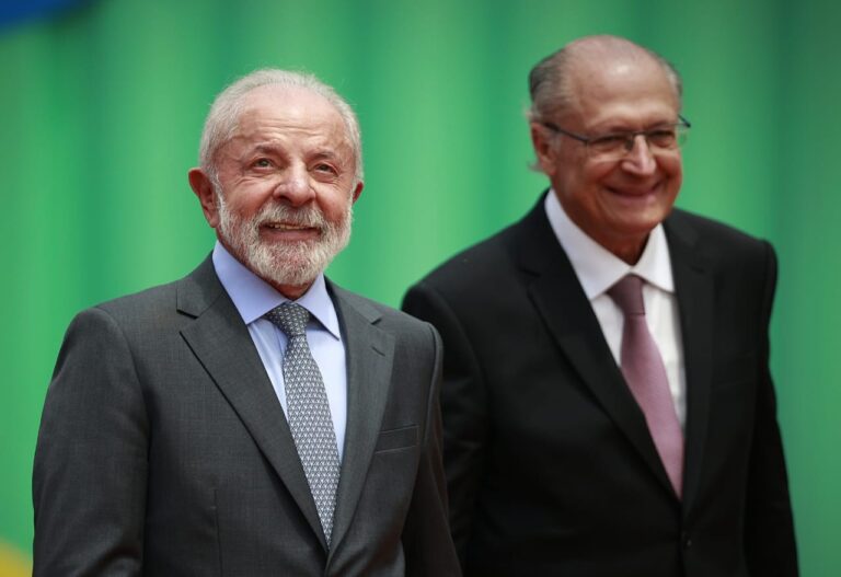 Alckmin Reconhece Trabalho de Dino em Liminar Contra Super-Salários e Celebra Parceria com Lula