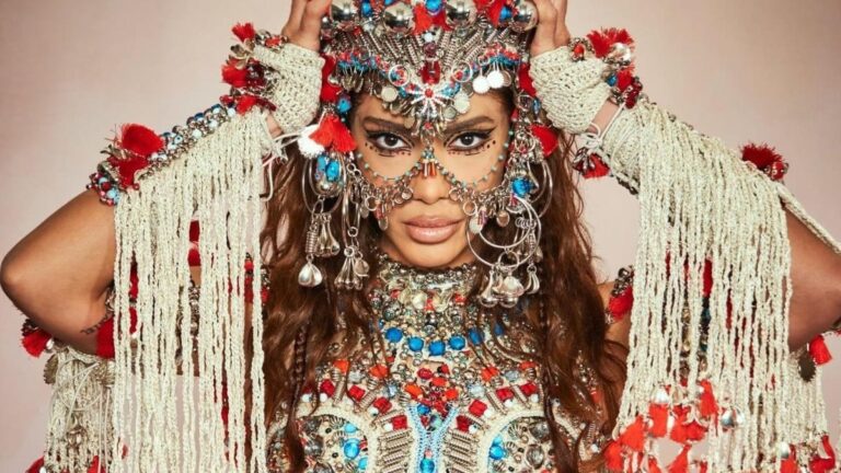 Anitta Comanda Multidão de Foliões no Bloco Tradicional do Rio de Janeiro