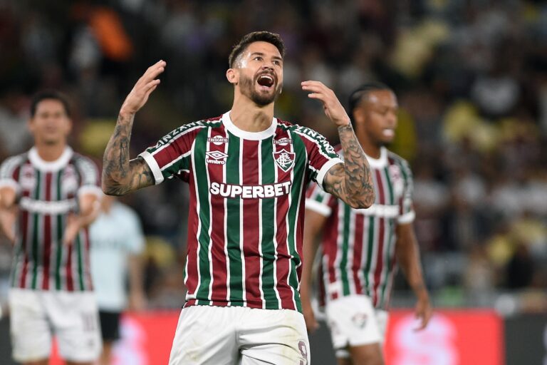 Athletico Avalia Situação de Everaldo: Uma Oportunidade Estratégica para o Futuro Athletico Avalia Situação de Everaldo: Uma Oportunidade Estratégica para o Futuro