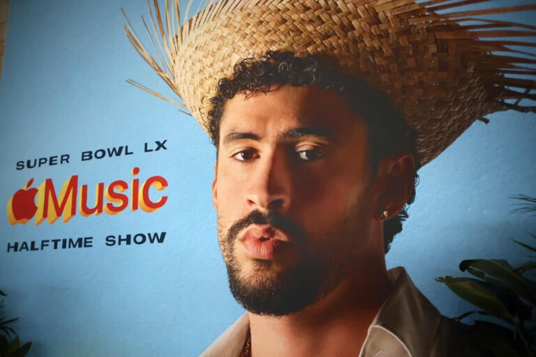 Bad Bunny Brilha no Super Bowl: Referências da Cultura Latina em Show Inesquecível Bad Bunny Brilha no Super Bowl: Referências da Cultura Latina em Show Inesquecível