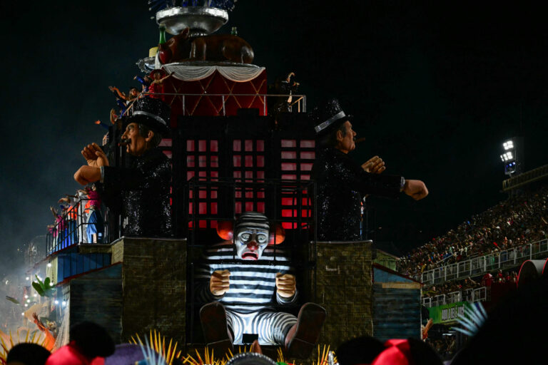 Carnaval Carioca 2024: Homenagens a Rita Lee e Carolina de Jesus Marcam Desfiles Carnaval Carioca 2024: Homenagens a Rita Lee e Carolina de Jesus Marcam Desfiles