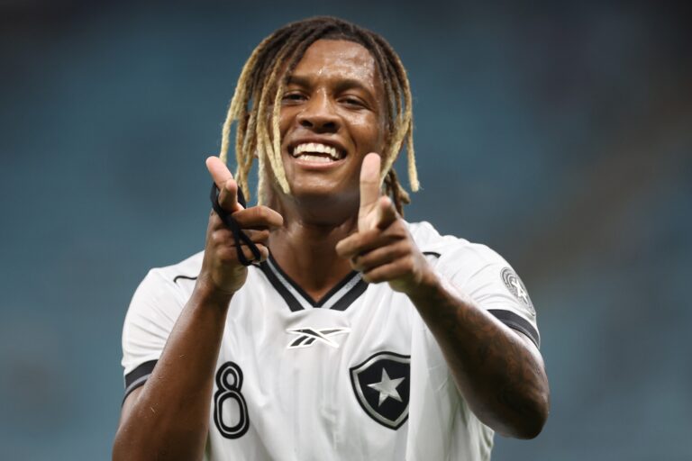 Danilo em Alta: Artilheiro e Referência no Botafogo que Não Planeja Negociá-lo Danilo em Alta: Artilheiro e Referência no Botafogo que Não Planeja Negociá-lo