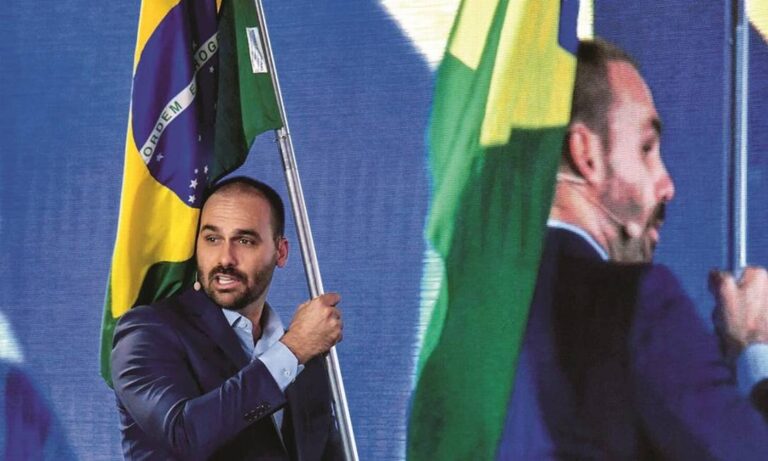 Eduardo Bolsonaro Afetado por Faltas: PF Decide Afastá-lo do Cargo de Escrivão Eduardo Bolsonaro Afetado por Faltas: PF Decide Afastá-lo do Cargo de Escrivão