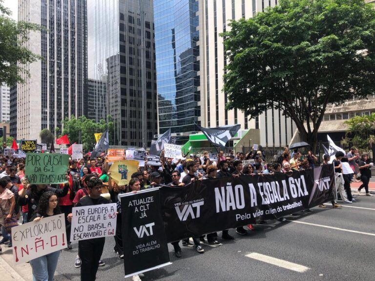 Fim da Escala 6×1: Implementação Gradual Pode Reduzir Riscos Econômicos, Alega Estudo Fim da Escala 6x1: Implementação Gradual Pode Reduzir Riscos Econômicos, Alega Estudo