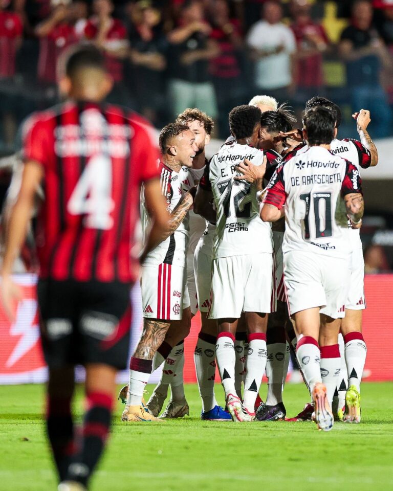 Flamengo conquista primeira vitória no Brasileiro com defesa de pênalti de Rossi Flamengo conquista primeira vitória no Brasileiro com defesa de pênalti de Rossi