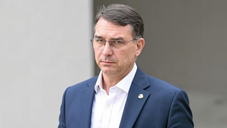 Flávio Bolsonaro Apresenta Estratégia do PL para as Eleições com Apoio Paterno