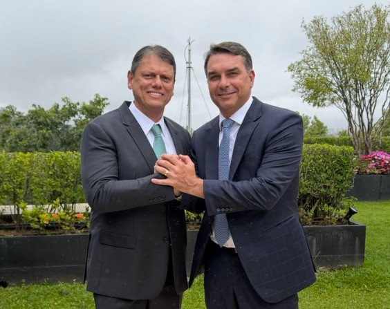 Flávio Bolsonaro e Tarcísio: Reforço da Aliança Após Atritos na Pré-Campanha Flávio Bolsonaro e Tarcísio: Reforço da Aliança Após Atritos na Pré-Campanha