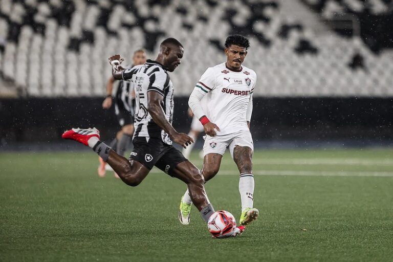 Fluminense Vence Botafogo: John Kennedy Brilha em Clássico e Asegura Classificação Fluminense Vence Botafogo: John Kennedy Brilha em Clássico e Asegura Classificação