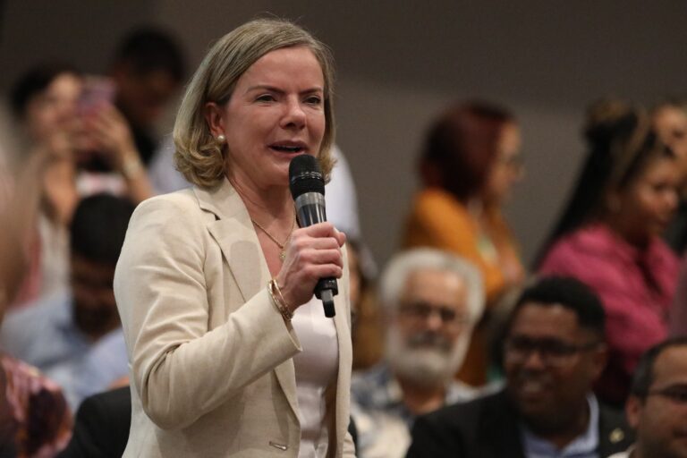 Gleisi Hoffman Denuncia Golpe em Votação da CPMI do INSS Sobre Quebra de Sigilo de Lulinha Gleisi Hoffman Denuncia Golpe em Votação da CPMI do INSS Sobre Quebra de Sigilo de Lulinha