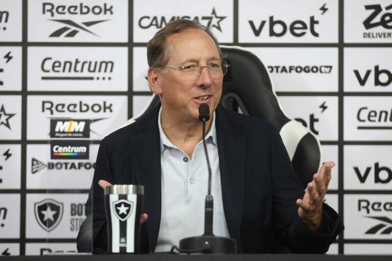 John Textor Retoma Controle da Eagle Após Conflito Interno