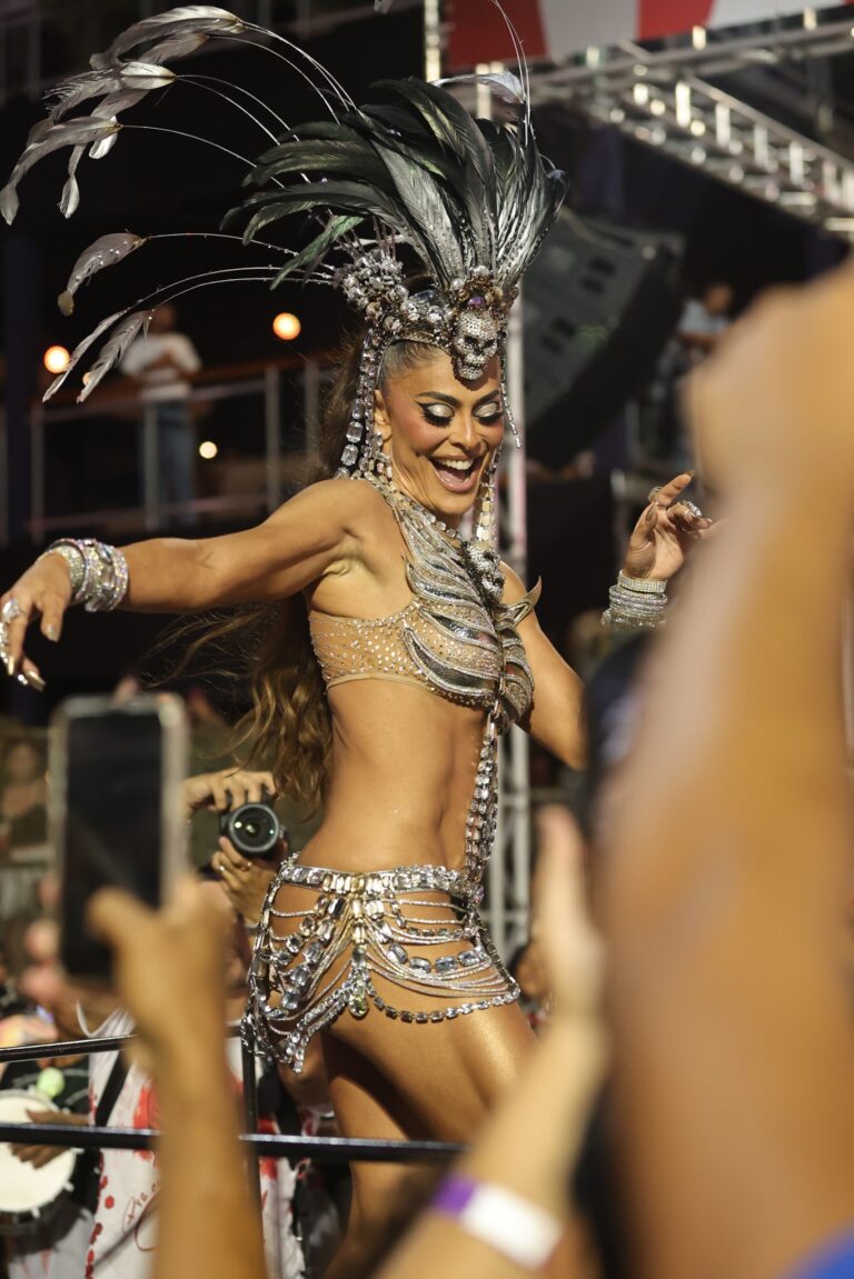 Juliana Paes, Virginia Fonseca e Iza Brilham em Ensaios na Sapucaí