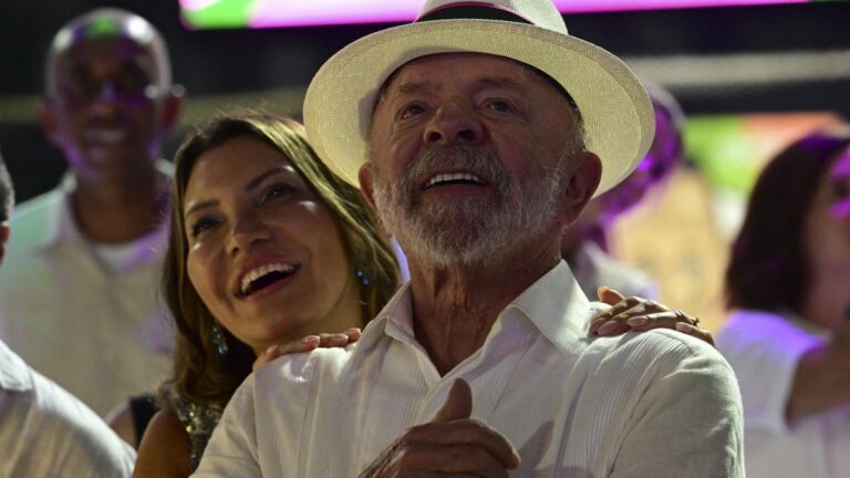 Lula Deixa Marquês de Sapucaí Após Grande Homenagem da Acadêmicos de Niterói Lula Deixa Marquês de Sapucaí Após Grande Homenagem da Acadêmicos de Niterói