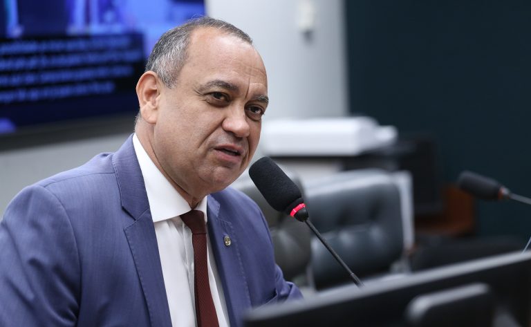 Max Lemos Assume a Presidência da Comissão de Trabalho da Câmara com Foco no Diálogo Max Lemos Assume a Presidência da Comissão de Trabalho da Câmara com Foco no Diálogo