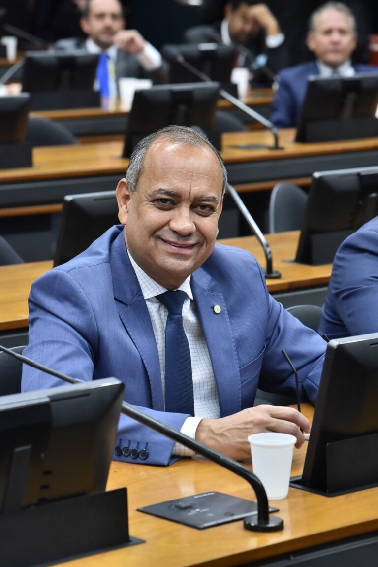 Max Lemos Assume Presidência da Comissão de Trabalho da Câmara em 2024 Max Lemos Assume Presidência da Comissão de Trabalho da Câmara em 2024
