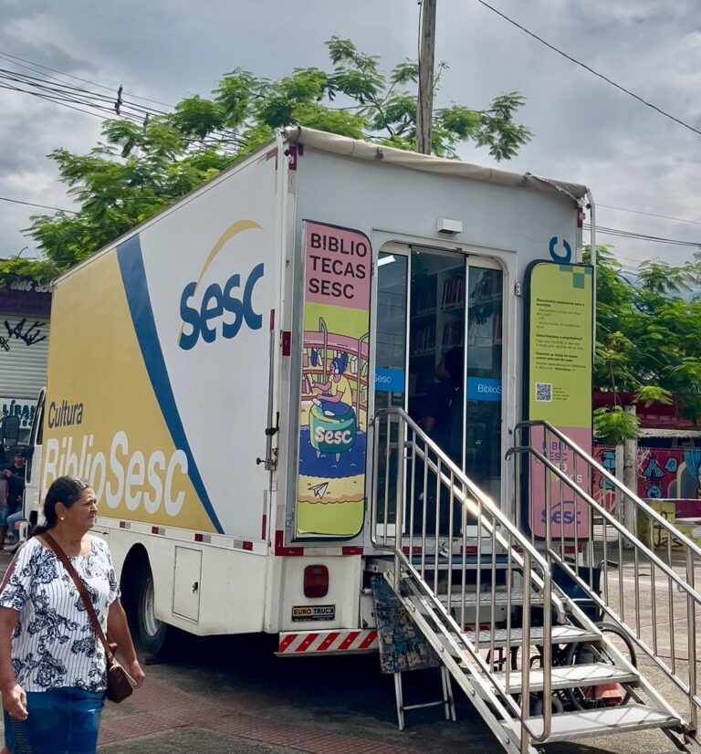Nova Iguaçu recebe Biblioteca Móvel em Parceria com o SESC-RJ Nova Iguaçu recebe Biblioteca Móvel em Parceria com o SESC-RJ