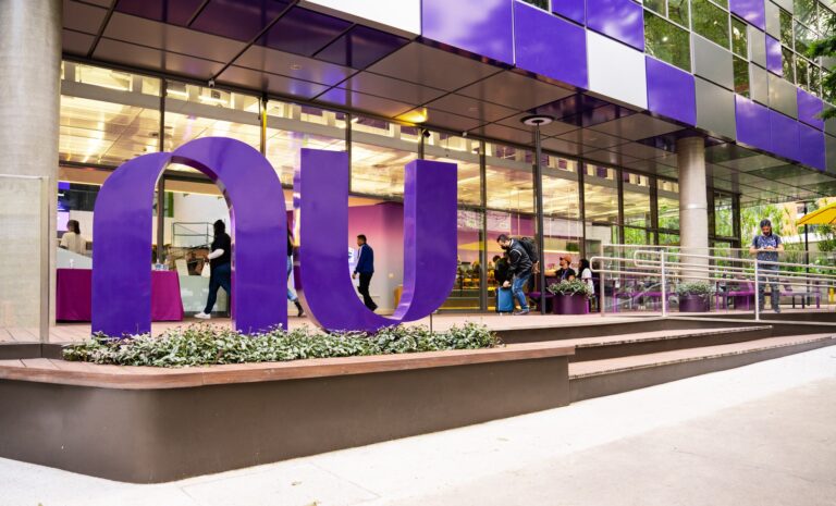 Nubank Reporta Lucro Líquido de US$ 894,8 Milhões no 4º Trimestre: Crescimento de 50% em Relação ao Ano Anterior Nubank Reporta Lucro Líquido de US$ 894,8 Milhões no 4º Trimestre: Crescimento de 50% em Relação ao