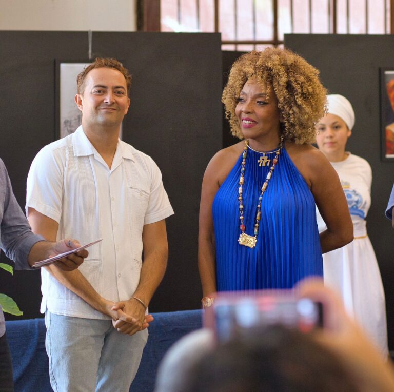 Secretário de Cultura de Bagé Representa a Cidade no Desfile da Portela Secretário de Cultura de Bagé Representa a Cidade no Desfile da Portela