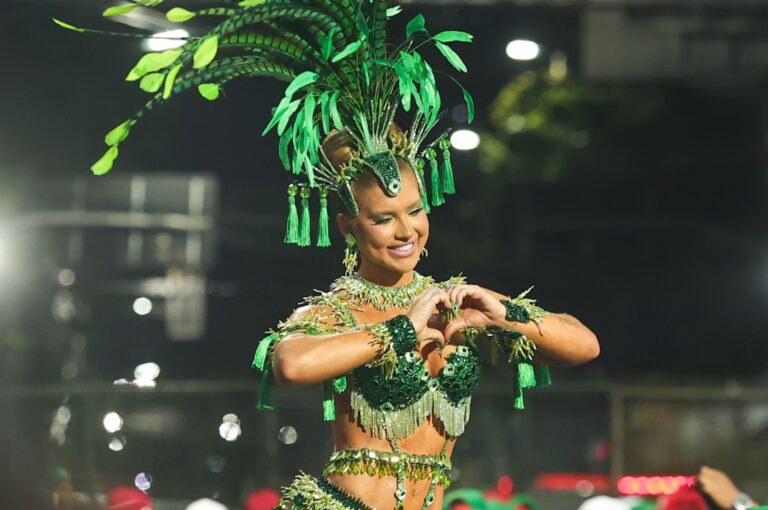 Últimos Ensaios Técnicos do Carnaval: Rainhas e Escolas Brilham na Sapucaí Últimos Ensaios Técnicos do Carnaval: Rainhas e Escolas Brilham na Sapucaí