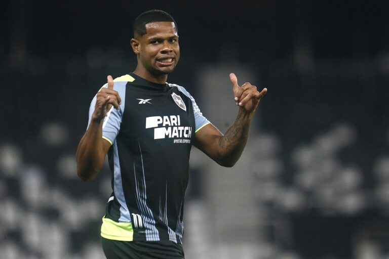 Botafogo Devolve Júnior Santos: Empréstimo ao Atlético-MG Confirmado Botafogo Devolve Júnior Santos: Empréstimo ao Atlético-MG Confirmado