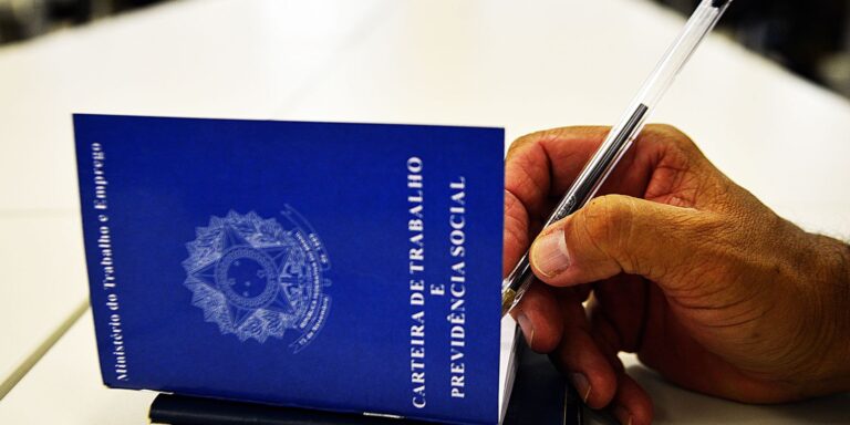 Brasil Alcança Recorde de 66,8% de Trabalhadores Contribuintes para a Previdência Brasil Alcança Recorde de 66,8% de Trabalhadores Contribuintes para a Previdência