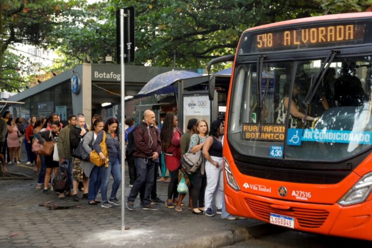 Caminhos do Brasil: Redução da Jornada de Trabalho e Seus Impactos na Produtividade Caminhos do Brasil: Redução da Jornada de Trabalho e Seus Impactos na Produtividade