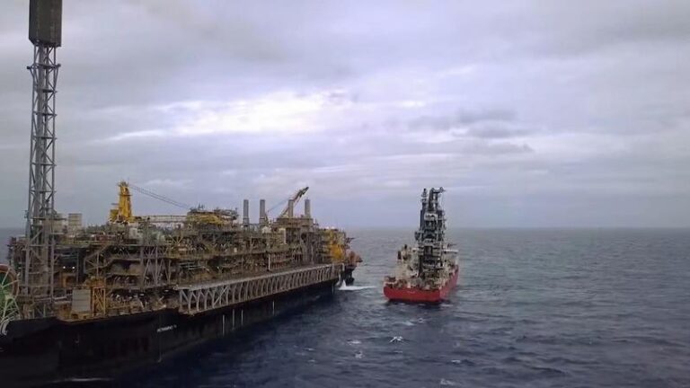 Descoberta de Petróleo da Petrobras: Anos até Extração e Refinamento Descoberta de Petróleo da Petrobras: Anos até Extração e Refinamento