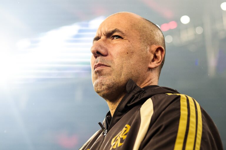 Desfalques no Flamengo: Jardim Ajusta Escalação para Enfrentar o Corinthians
