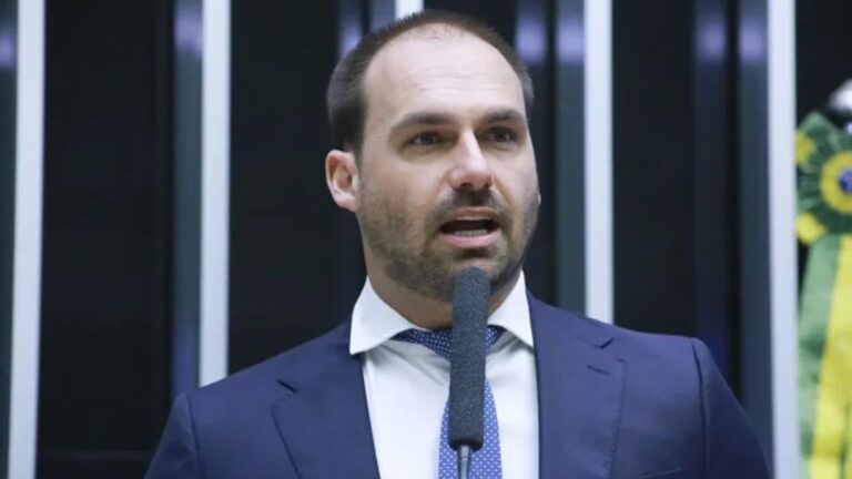 Eduardo Bolsonaro Recebe 15 Dias para Defender-se de Acusações de Abandono de Cargo na PF Eduardo Bolsonaro Recebe 15 Dias para Defender-se de Acusações de Abandono de Cargo na PF