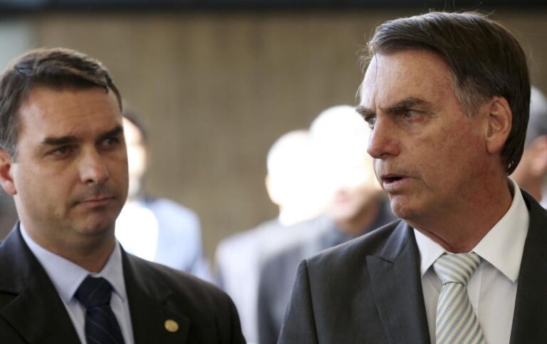 Flávio Bolsonaro se Torna Advogado de Jair Bolsonaro e Ganha Acesso Livre ao Pai Flávio Bolsonaro se Torna Advogado de Jair Bolsonaro e Ganha Acesso Livre ao Pai
