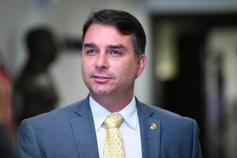 Flávio Bolsonaro Solicita Intervenção dos EUA nas Eleições: Uma Questão de Soberania? Flávio Bolsonaro Solicita Intervenção dos EUA nas Eleições: Uma Questão de Soberania?