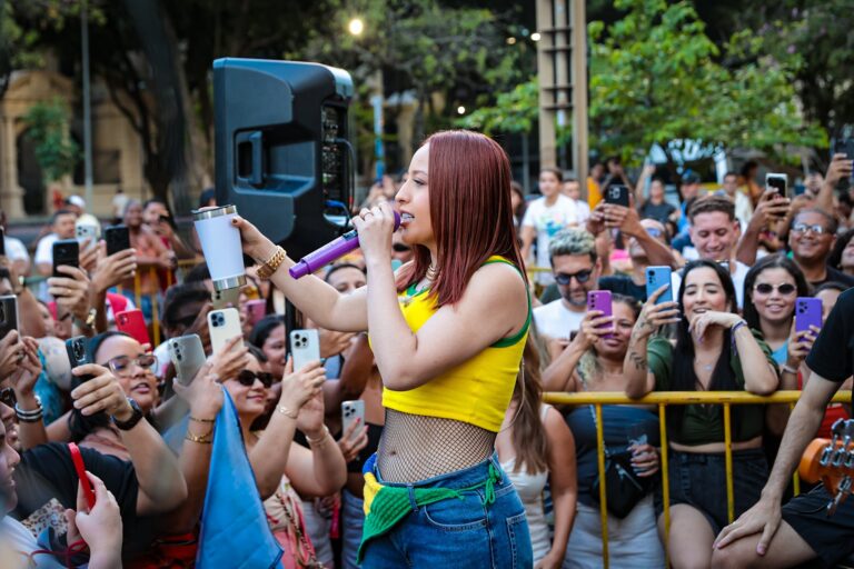 Mari Fernandez Surpreende Cariocas com Apresentação na Cinelândia Mari Fernandez Surpreende Cariocas com Apresentação na Cinelândia
