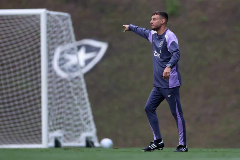Martín Anselmi sob pressão no Botafogo antes de duelo crucial contra o Bragantino Martín Anselmi sob pressão no Botafogo antes de duelo crucial contra o Bragantino