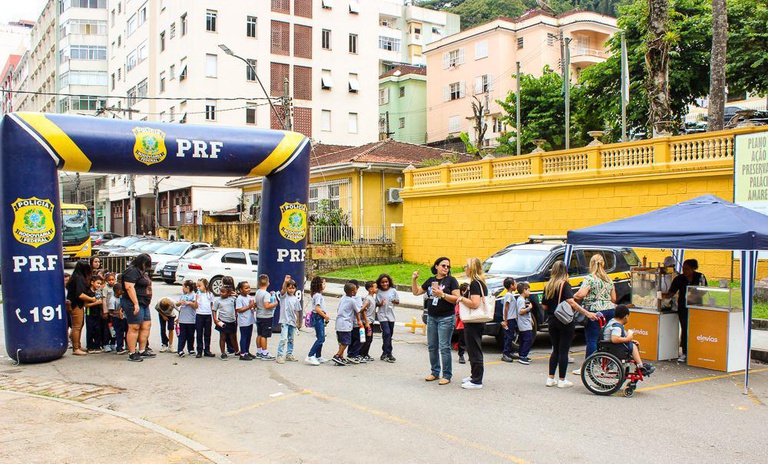 Parceria entre PRF e Prefeitura de Petrópolis Transforma Educação para o Trânsito no RJ Parceria entre PRF e Prefeitura de Petrópolis Transforma Educação para o Trânsito no RJ