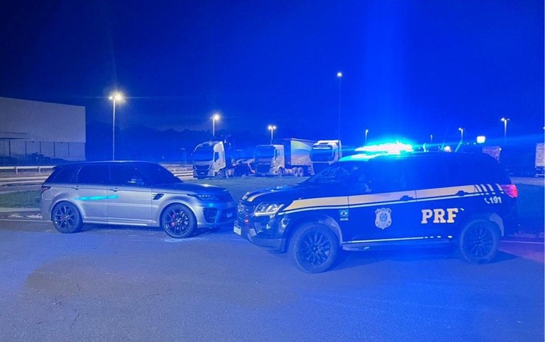Polícia Rodoviária Federal Apreende SUV Blindado Avaliado em R$ 700 mil de ‘Sicário’ do Empresário Daniel Vorcaro Polícia Rodoviária Federal Apreende SUV Blindado Avaliado em R$ 700 mil de 'Sicário' do Empresário D