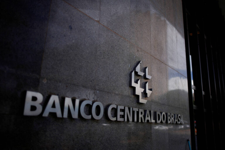 Política Fiscal e Monetária em um Brasil Surpreendente: Análise do Cenário Atual Política Fiscal e Monetária em um Brasil Surpreendente: Análise do Cenário Atual