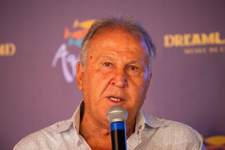 Zico e Ídolos do Flamengo: Autógrafos e Memórias do Ano Mundial de 1981 Zico e Ídolos do Flamengo: Autógrafos e Memórias do Ano Mundial de 1981