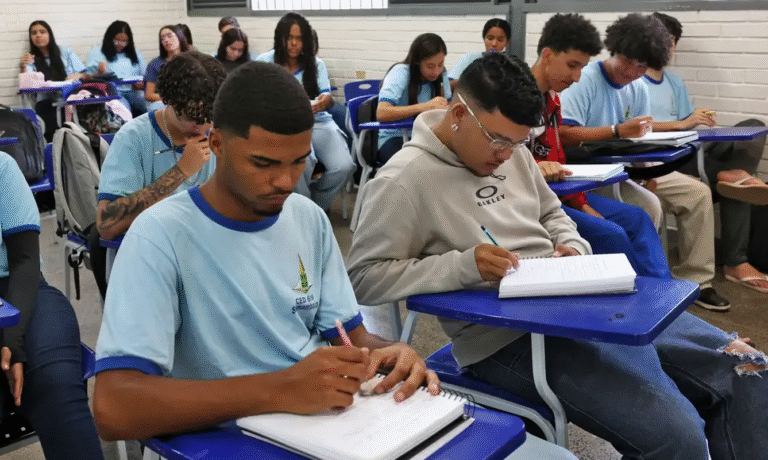 Bullying entre Adolescentes: 40% Relatam Experiências de Violência nas Escolas Bullying entre Adolescentes: 40% Relatam Experiências de Violência nas Escolas