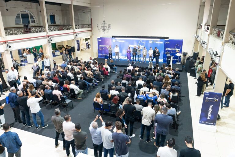 Desenvolve RJ: Fortalecendo o Debate sobre Economia Regional Para um Futuro Sustentável Desenvolve RJ: Fortalecendo o Debate sobre Economia Regional Para um Futuro Sustentável
