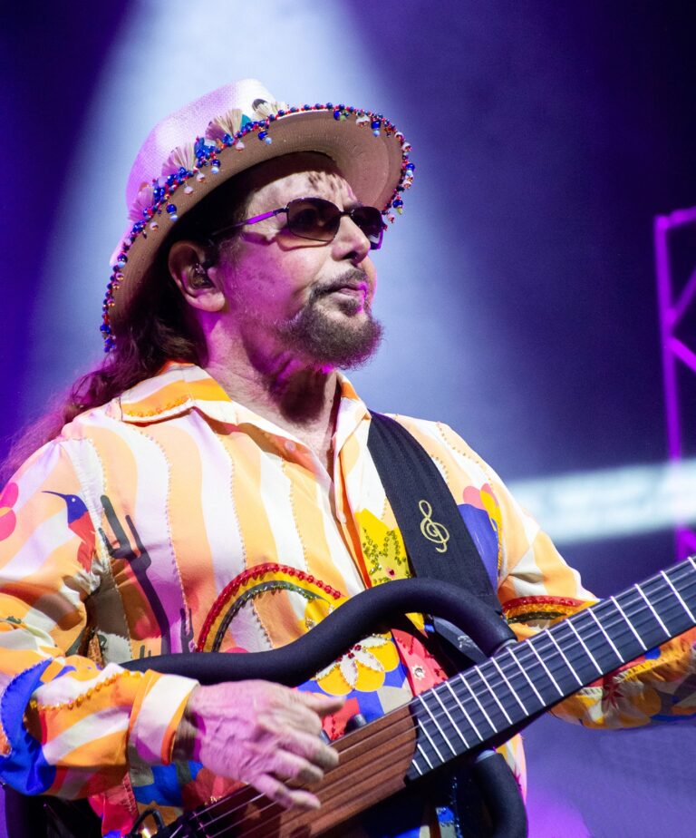 Geraldo Azevedo Inova em Álbum Ao Vivo com Presença de Clássicos e Novidades Geraldo Azevedo Inova em Álbum Ao Vivo com Presença de Clássicos e Novidades