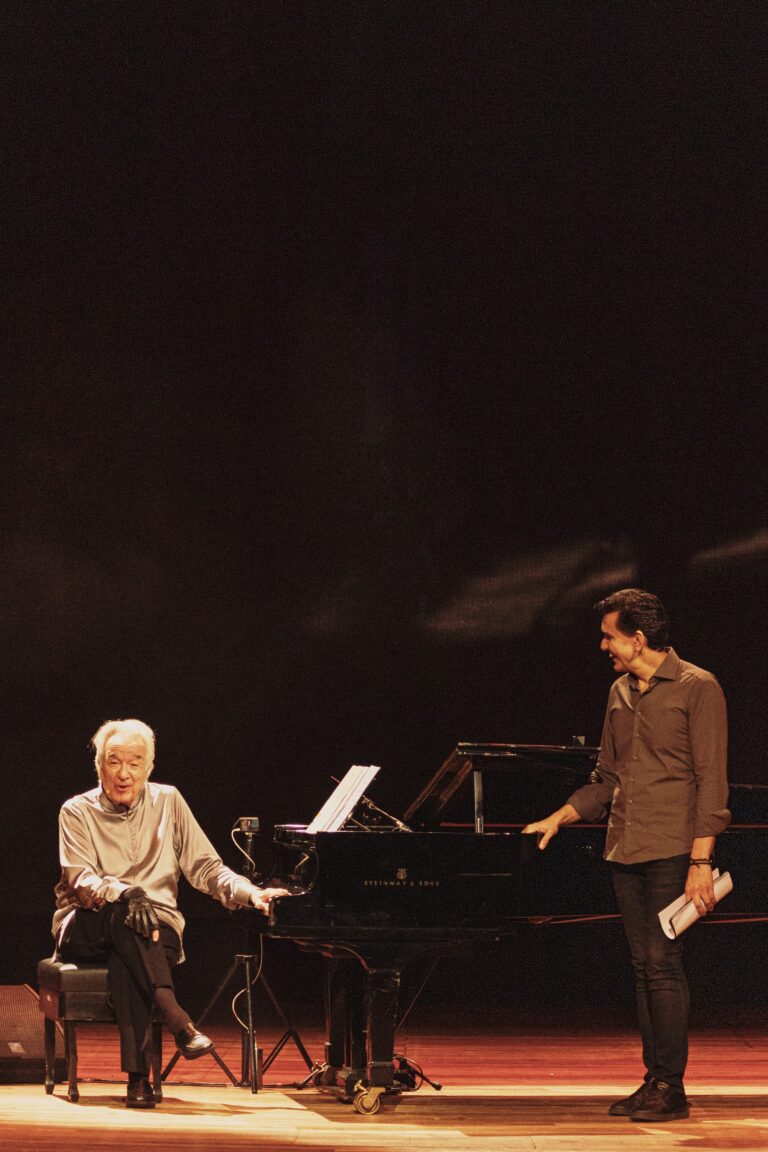 O Pianista e o Poeta: Uma Experiência Musical e Literária no Teatro Casa Grande O Pianista e o Poeta: Uma Experiência Musical e Literária no Teatro Casa Grande