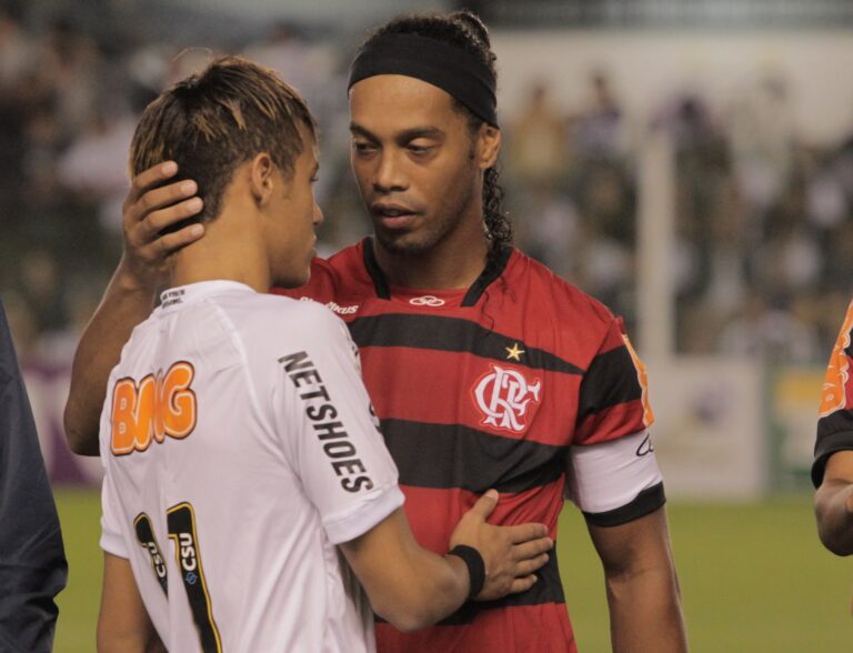 Relembre o Jogo Épico: Flamengo Vence Santos em 5 a 4 com Craques em Campo Relembre o Jogo Épico: Flamengo Vence Santos em 5 a 4 com Craques em Campo