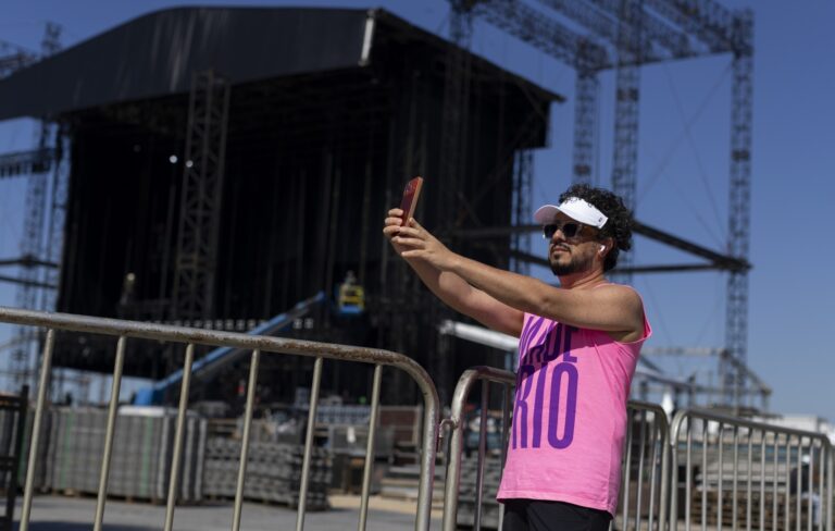 Shakira se Prepara para Show na Praia de Copacabana: 'Quase Lá, Rio!'