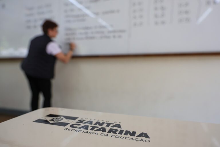 Superconcurso para a Educação em SC: 10 mil Vagas e Salários de até R$ 11,5 Mil Superconcurso para a Educação em SC: 10 mil Vagas e Salários de até R$ 11,5 Mil