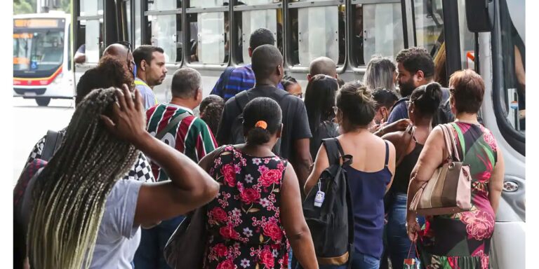 Taxa de Desemprego no Primeiro Trimestre de 2024: 6,1% e Menor Nível Histórico para Março Taxa de Desemprego no Primeiro Trimestre de 2024: 6,1% e Menor Nível Histórico para Março