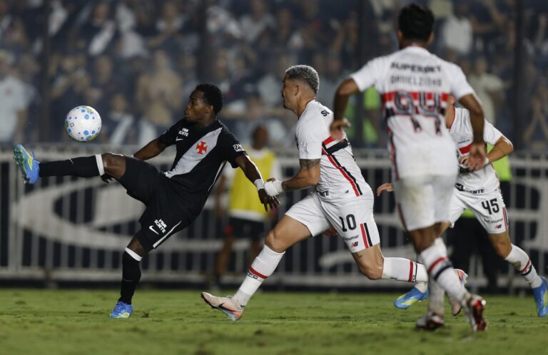 Vasco Reage e Vira Contra o São Paulo em Homenagem a Roberto Dinamite Vasco Reage e Vira Contra o São Paulo em Homenagem a Roberto Dinamite