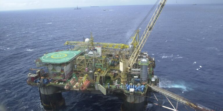 Brasil Alcansa Recorde Histórico em Produção de Petróleo Durante Conflito no Irã