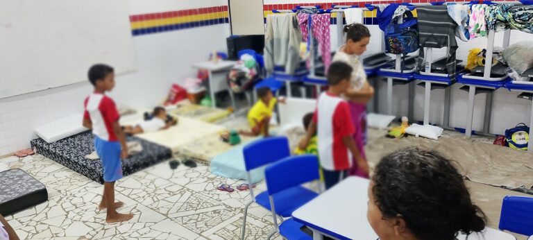 Desabrigados em João Pessoa: Familias Alojadas em Escola Após Chuvas Intensas Desabrigados em João Pessoa: Familias Alojadas em Escola Após Chuvas Intensas