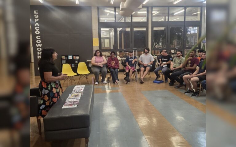Escritora utiliza 18 obras autorais para transformar a educação em projetos voluntários Escritora utiliza 18 obras autorais para transformar a educação em projetos voluntários