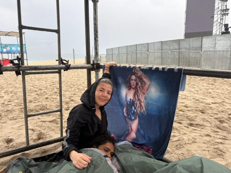 Fãs de Shakira Dormem na Areia de Copacabana para Garantir Lugar no Show Fãs de Shakira Dormem na Areia de Copacabana para Garantir Lugar no Show