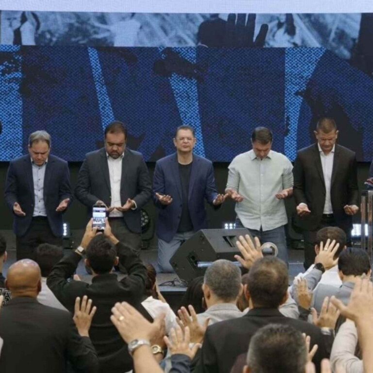 Flávio Bolsonaro Recebe Apoio de Silas Malafaia em Culto no RJ Flávio Bolsonaro Recebe Apoio de Silas Malafaia em Culto no RJ